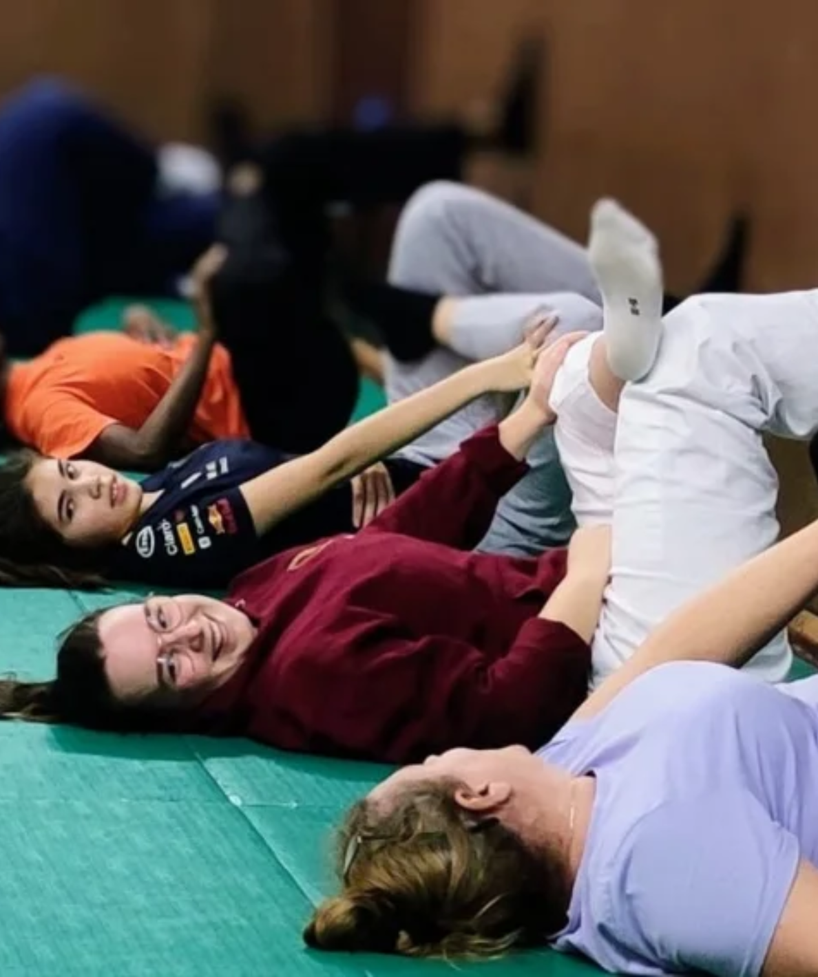 Un groupe en exercice d'équilibre au dojo